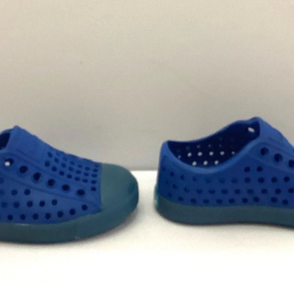 Native shoes Jefferson Blue w/ blue Trim size 4 Unisex